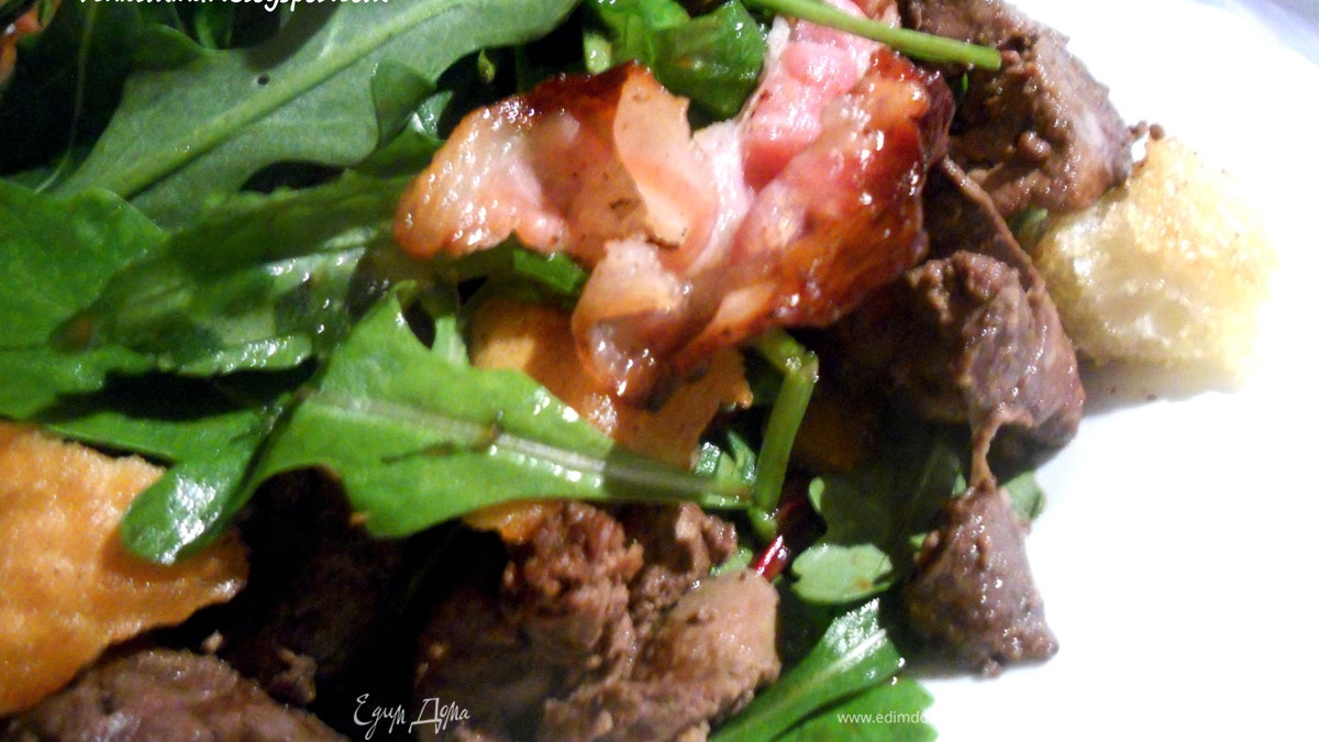 Теплый салат с печенью, сладким перцем и хрустящим беконом