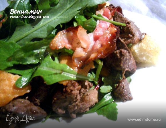 Теплый салат с печенью, сладким перцем и хрустящим беконом