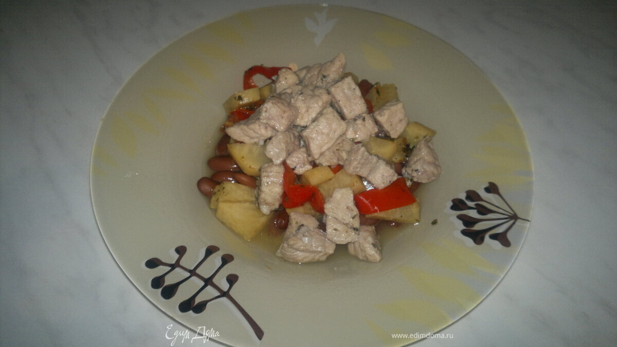 Бобовая похлебка со свиным окороком, сельдереем и сладким перцем