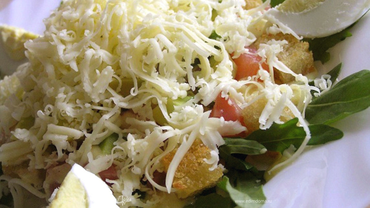 "Цезарь" с семгой на листьях руколы