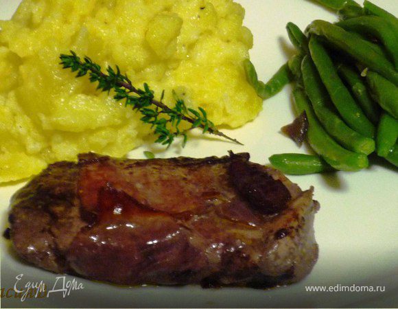 Медальоны из говядины в соусе из Риохи, карамелизированная фасоль и картофельное пюре с трюфелями Медальоны из говядины в соусе из Риохи, карамелизированная фасоль и картофельное пюре с трюфелями