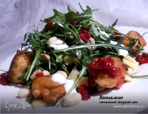 Теплый салат с руколой, мясными шариками и бруснично-имбирной заправкой