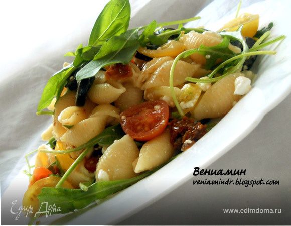 Салат с руколой, пастой и творожным сыром