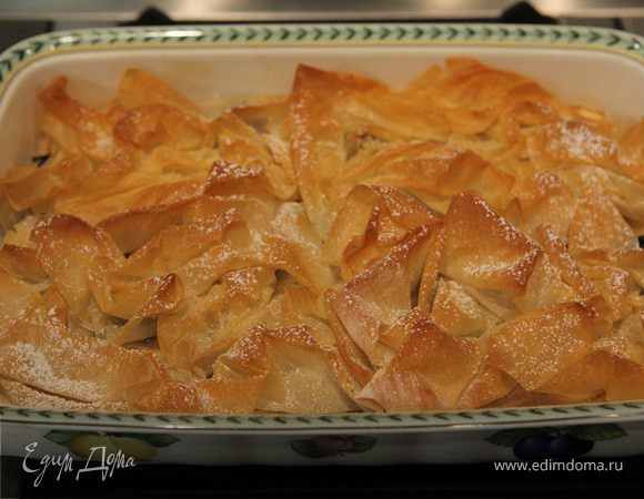 Яблоки и чернослив под хрустящим фило