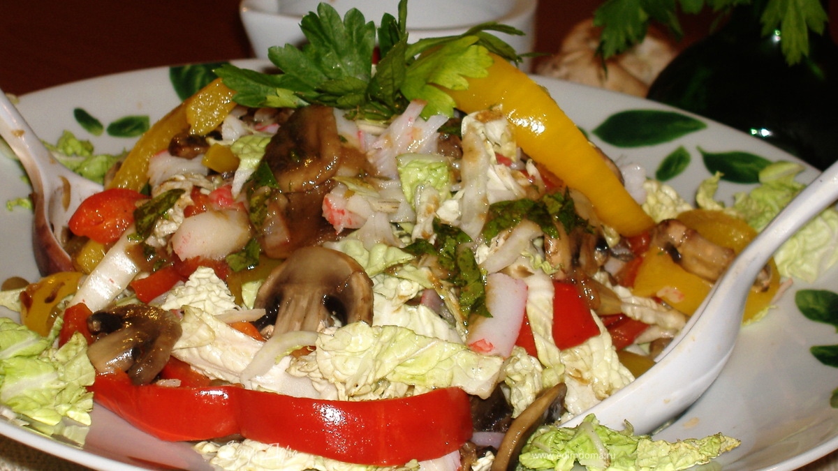 Салат из грибов с крабами