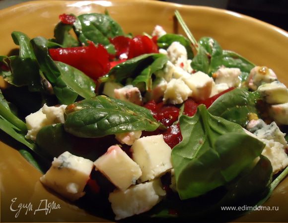 Салат со шпинатом и голубым сыром