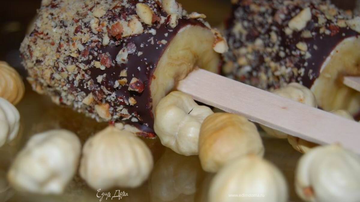 Бананы в шоколаде и орехах