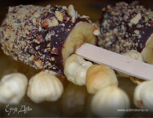 Бананы в шоколаде и орехах