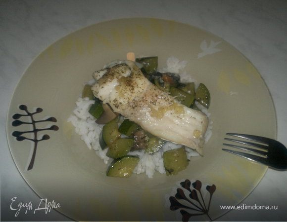 Треска в собственном соку в китайском стиле, белый рис и цукини с лесными грибами и чесноком Треска в собственном соку в китайском стиле, белый рис и цукини с лесными грибами и чесноком