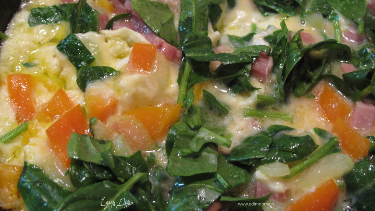 Омлет со шпинатом, окороком и овощами