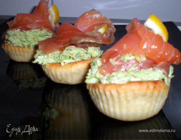 Закусочные тарталетки с рыбой и авокадо Закусочные тарталетки с рыбой и авокадо