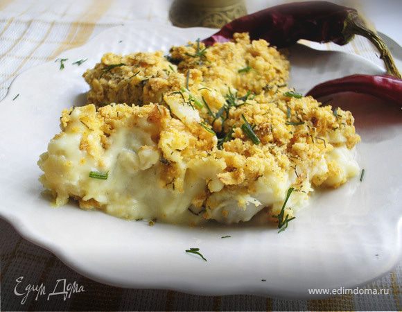 Рыба под белым соусом с хрустящей посыпкой