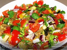 Тёплый салат из запечёных баклажанов,цукини,перца и свежих помидорок,лука,чеснока,кинзы