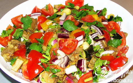 Рецепт Тёплый салат из запечёных баклажанов,цукини,перца и свежих помидорок,лука,чеснока,кинзы