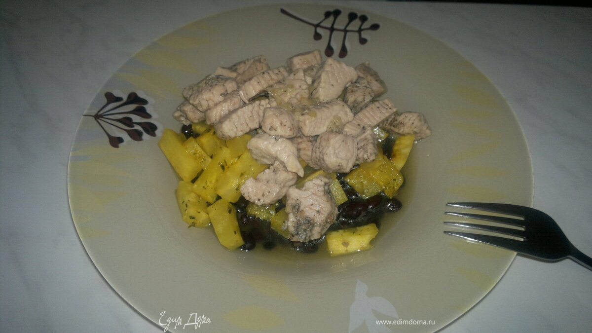 Бобовая похлебка с индейкой, ананасом и сельдереем