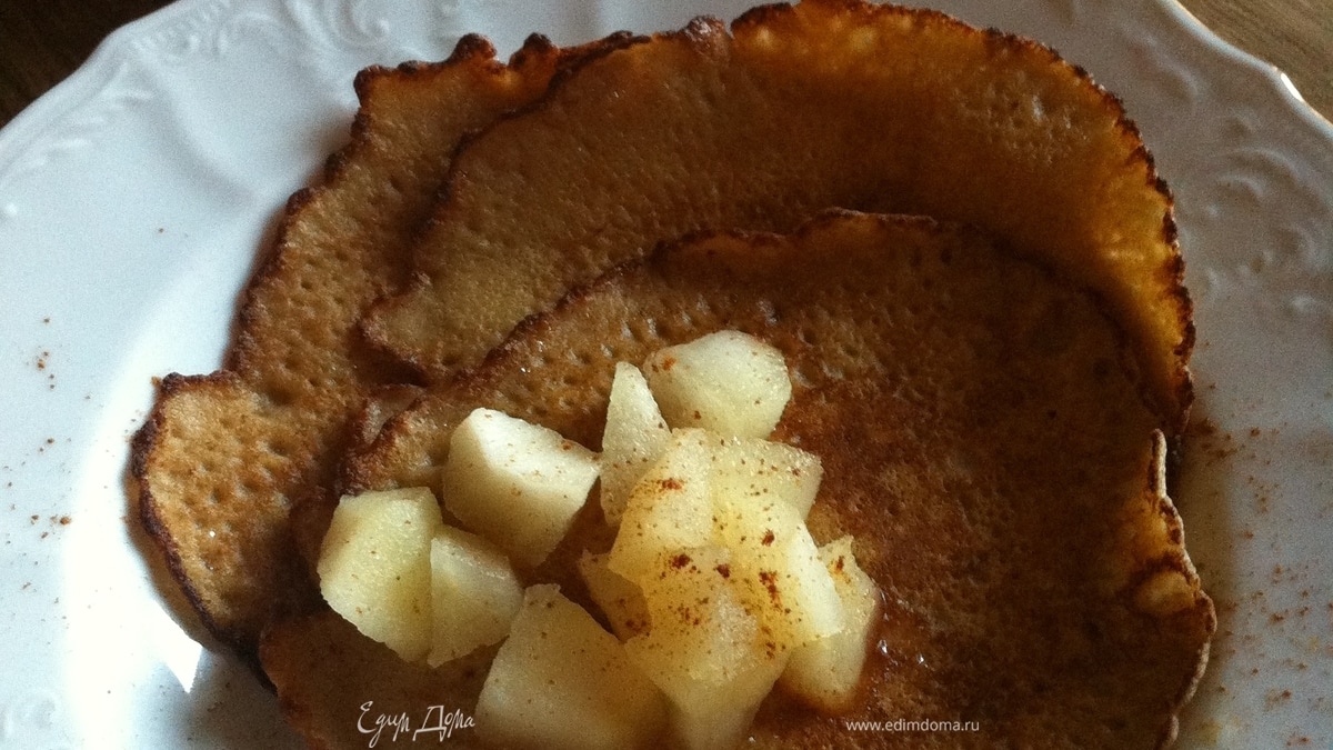 Гречишные крепы с яблоками в корице