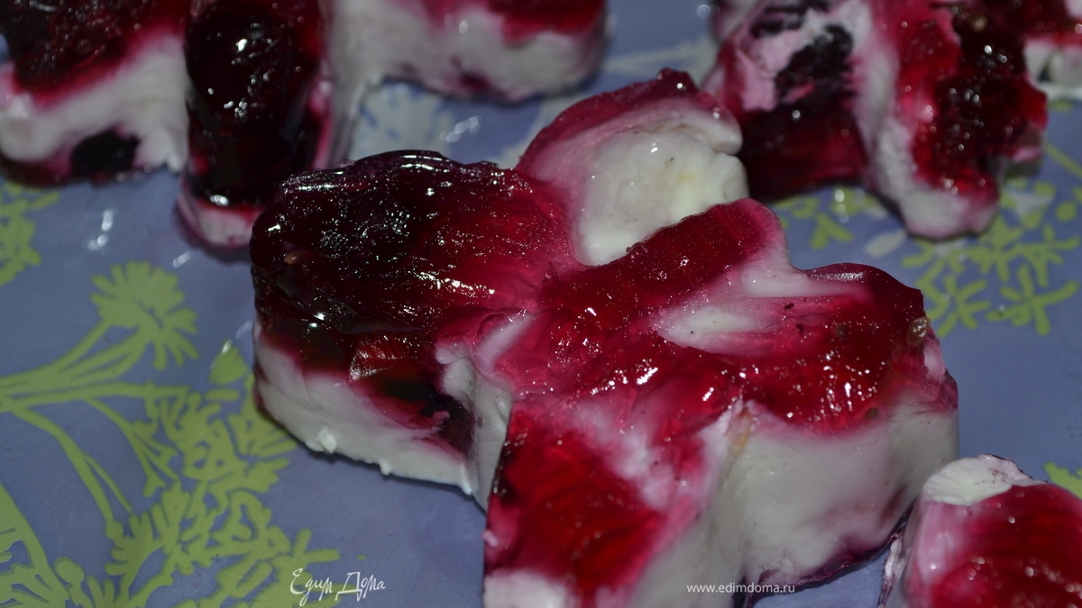 Панна котта с ягодным соусом