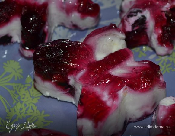 Панна котта с ягодным соусом Панна котта с ягодным соусом