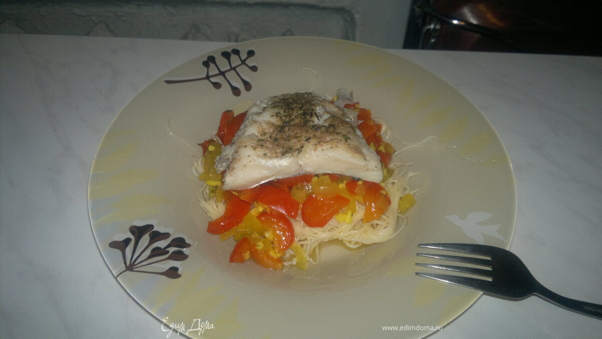 Стейк трески с пастой из перцев и чеснока