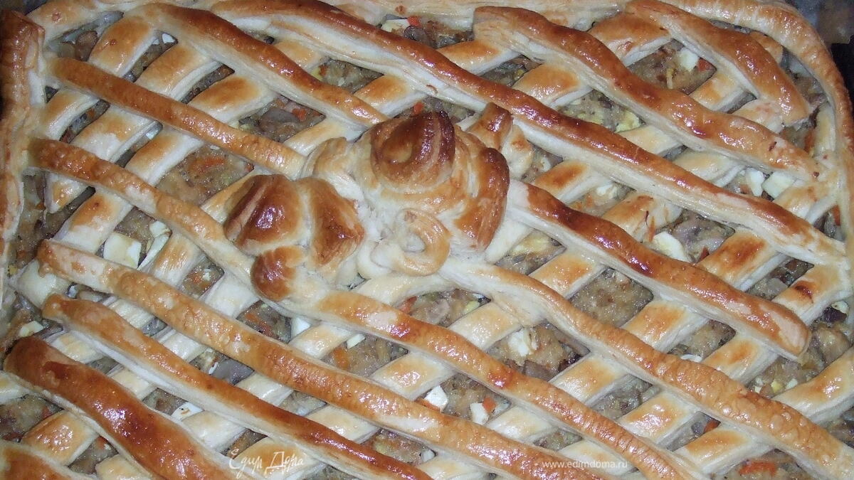 Пирог с квашеной капустой, луком, грибами и яйцом