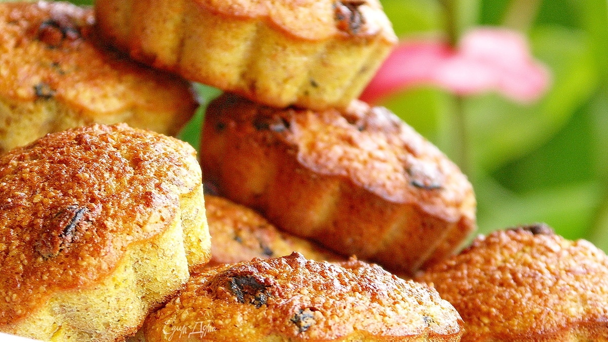 Морковно-банановые кексы с изюмом и миндалём