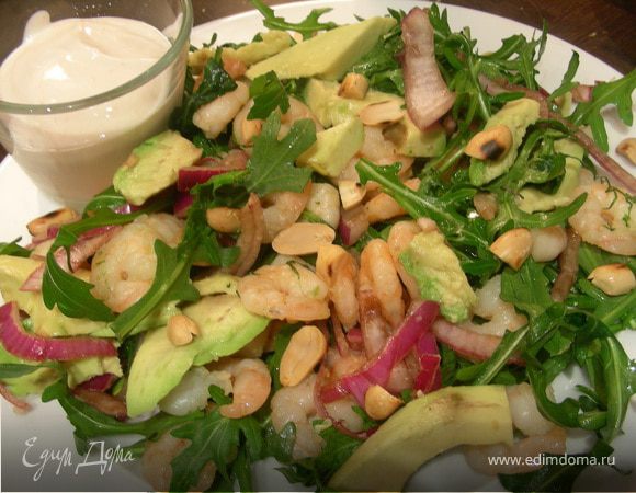 Салат с креветками, авокадо и арахисом