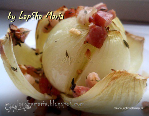 Запеченный лук с грудинкой, тимьяном и чесноком