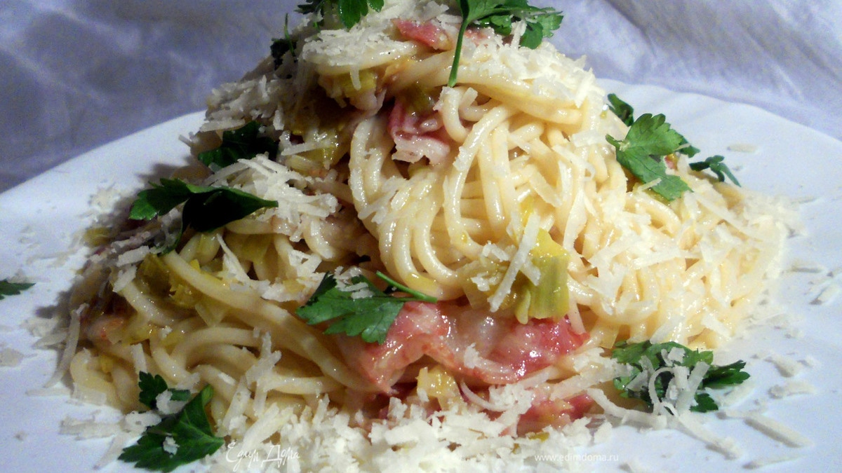 Спагетти с луком-пореем, вином и копченым беконом