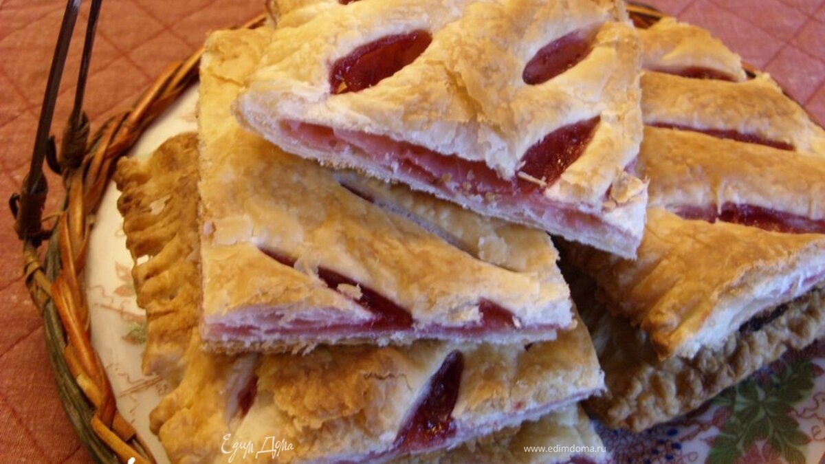 Слойка со свежим клубничным повидлом