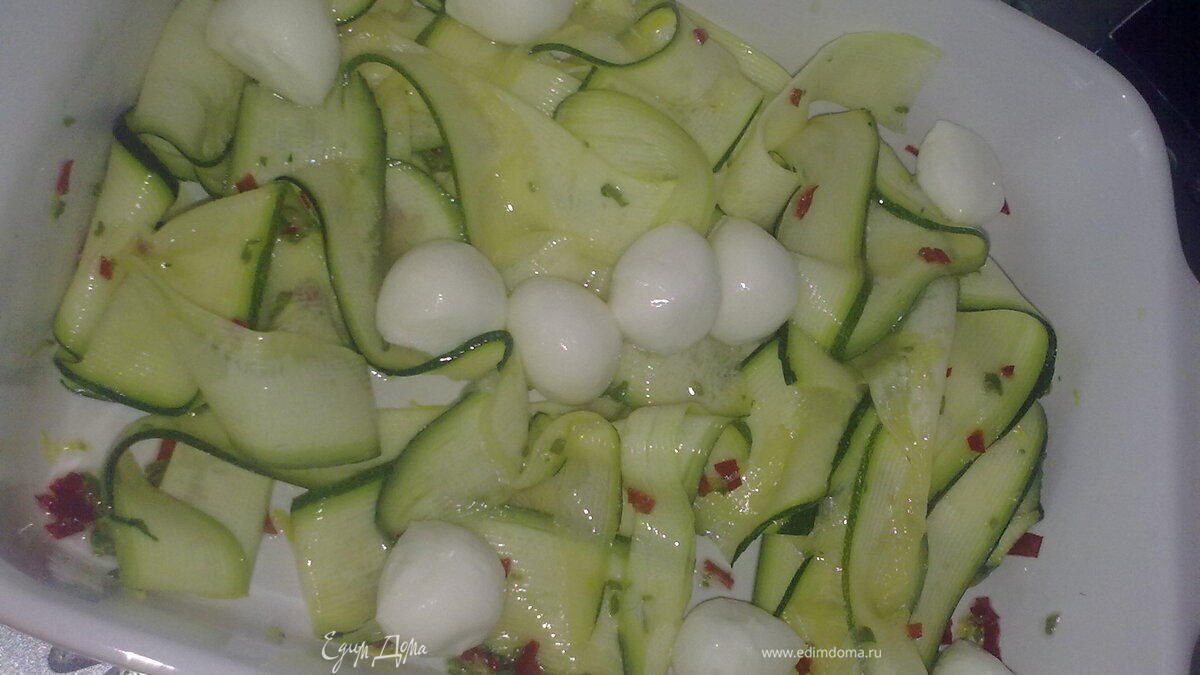 Салат с "лентами" из цукини