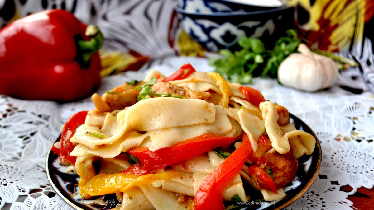 Салат "Янгелик" с домашней лапшой и курицей