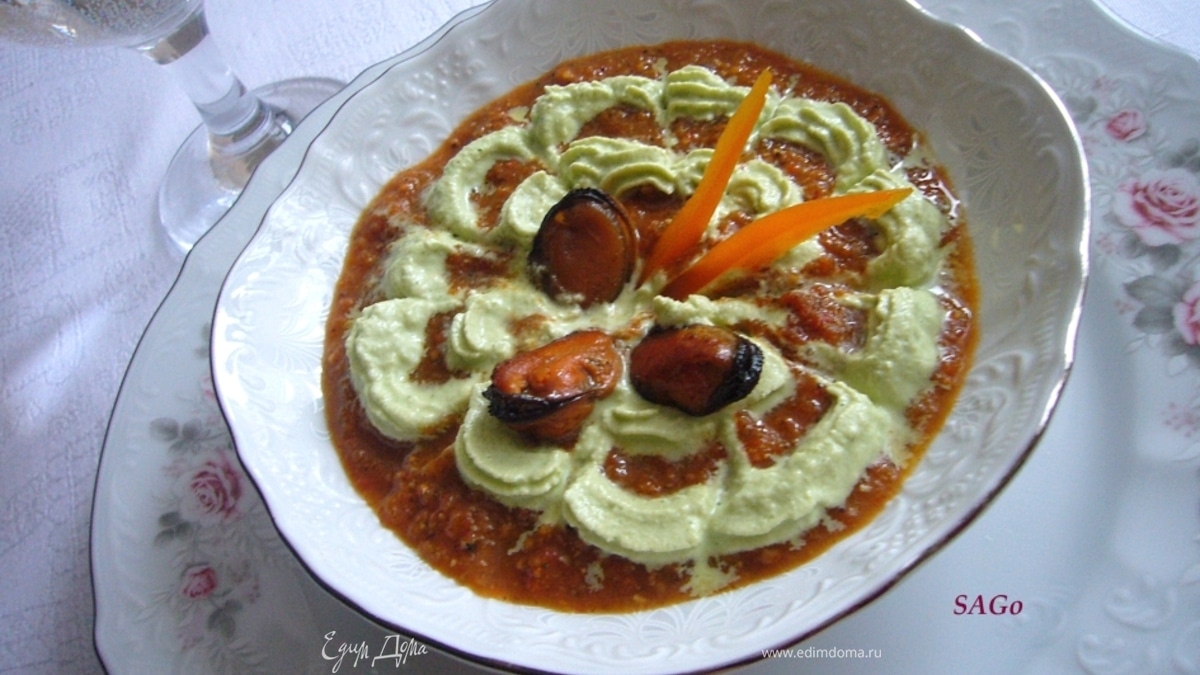 Томатный суп с мидиями и сливочным кремом