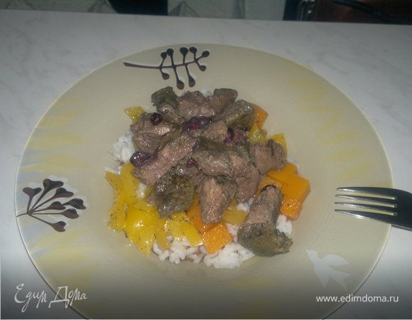 Печень в горшке с черной смородиной и белый рис с овощной поджаркой