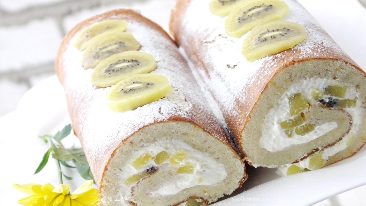 Рулет из бисквита с кешью со сливочным кремом и киви голд