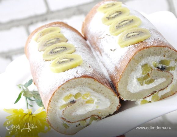 Рулет из бисквита с кешью со сливочным кремом и киви голд