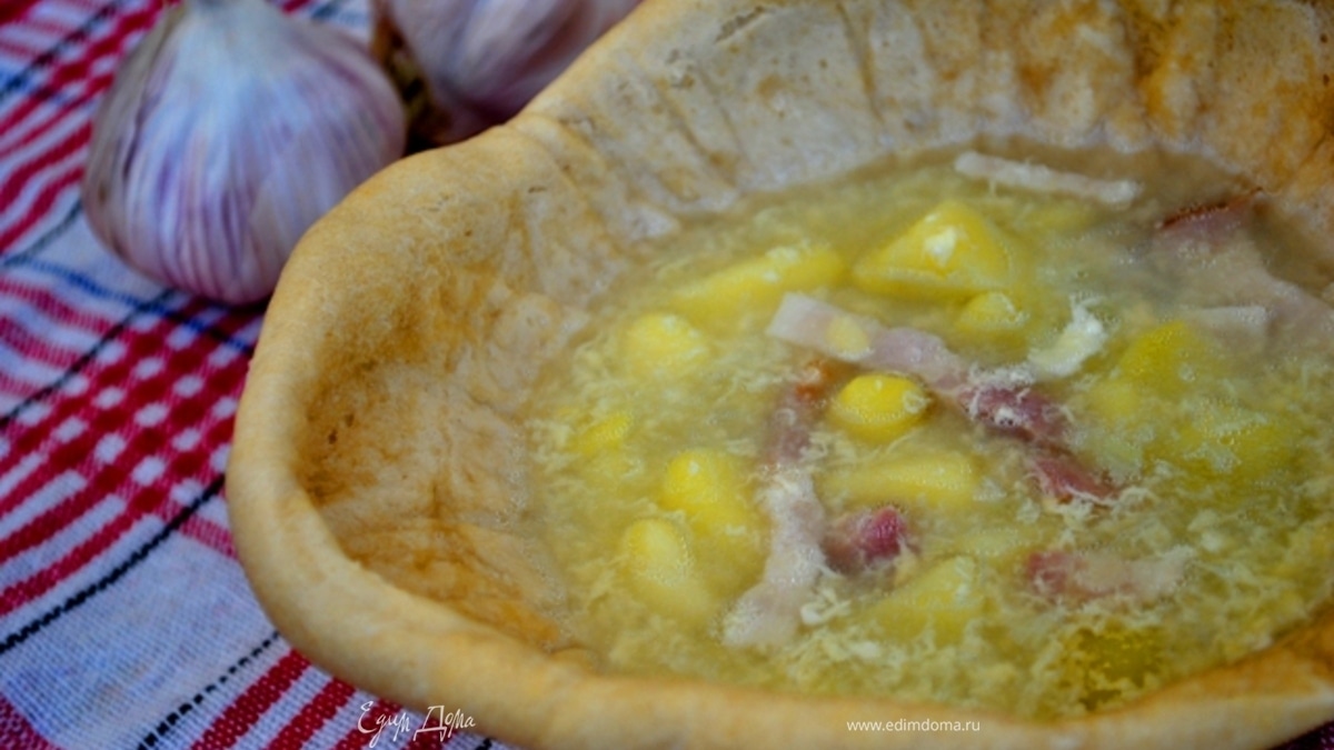 Чешский чесночный суп в хлебных тарелках