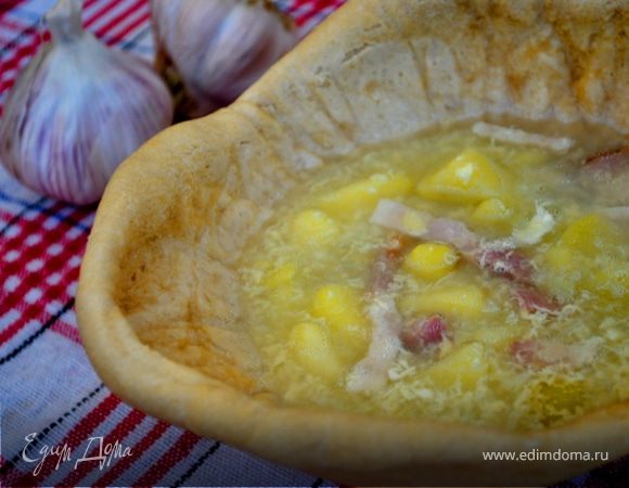 Чешский чесночный суп в хлебных тарелках Чешский чесночный суп в хлебных тарелках