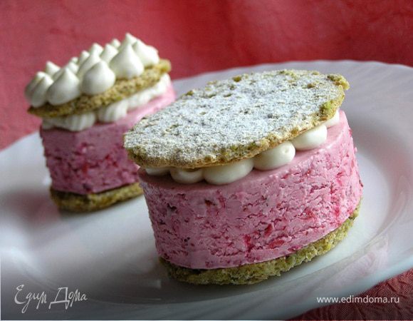 Фисташковое пирожное с брусничным семифредо