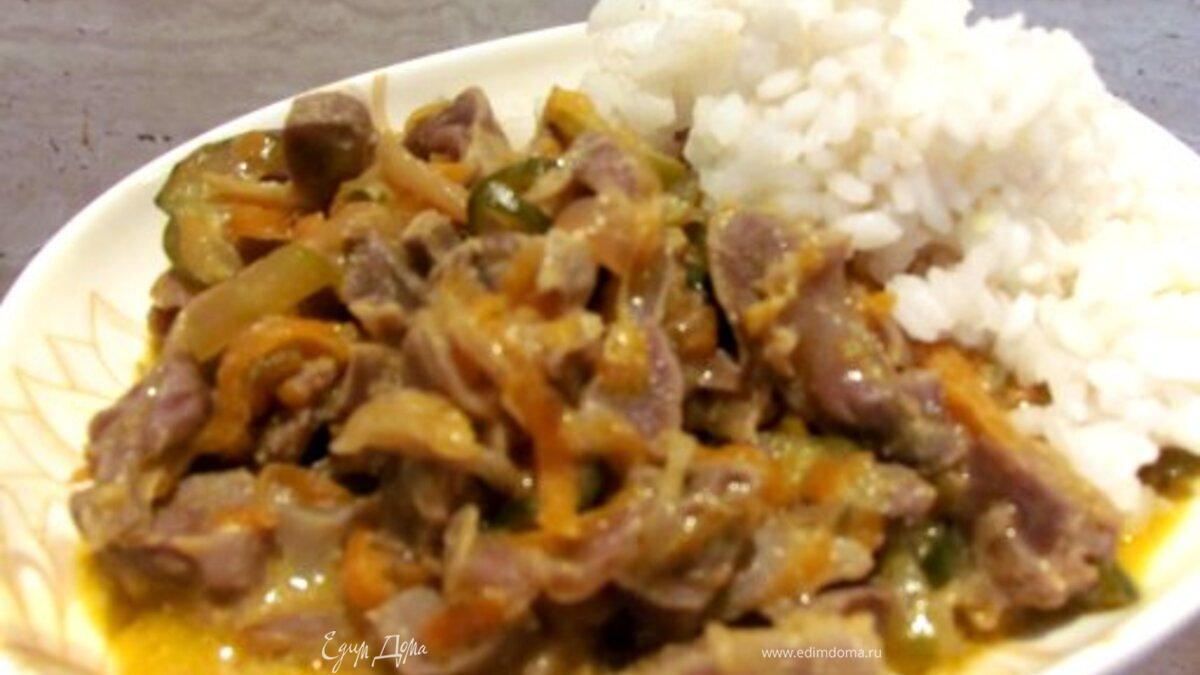 Куриные желудочки в сметанном соусе с маринованным огурчиком