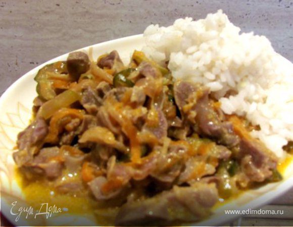 Куриные желудочки в сметанном соусе с маринованным огурчиком Куриные желудочки в сметанном соусе с маринованным огурчиком