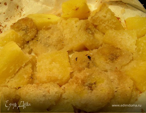 Теплый десерт из банана, ананаса и кокоса