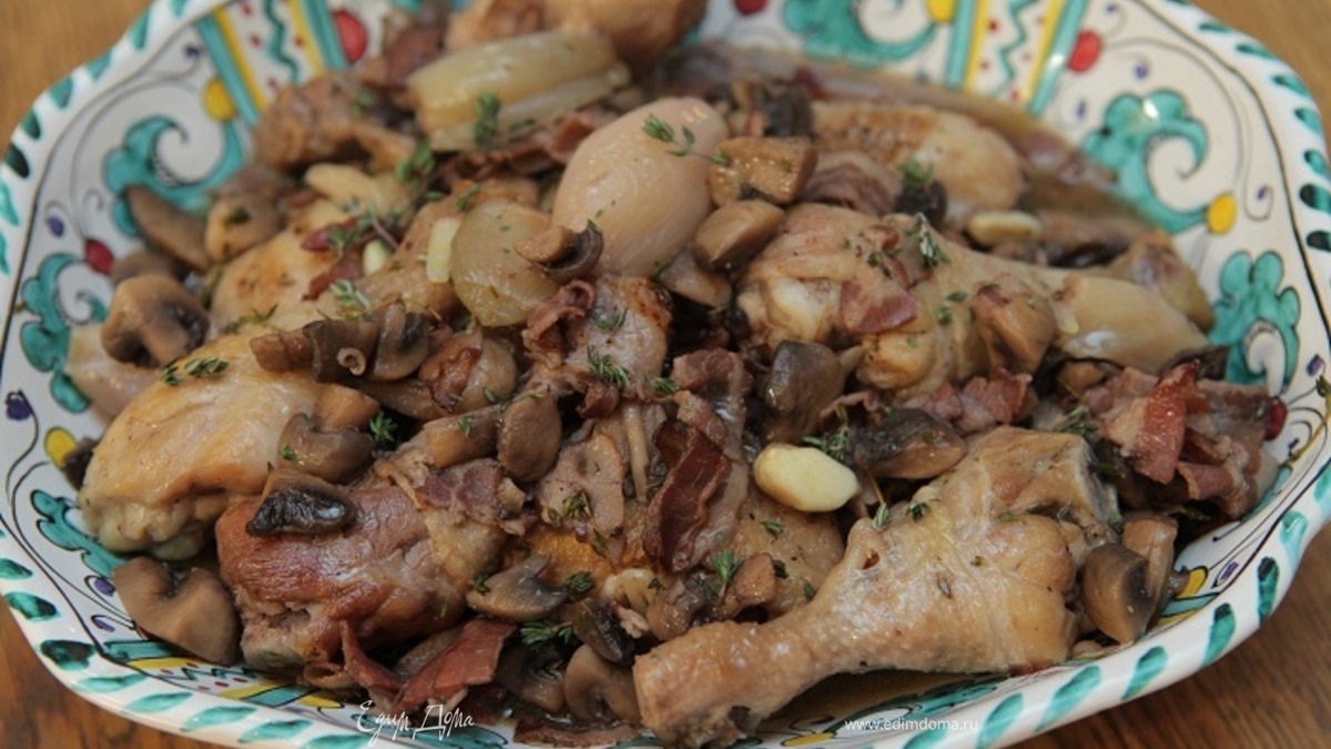 Курица в грибном соусе с луком и беконом