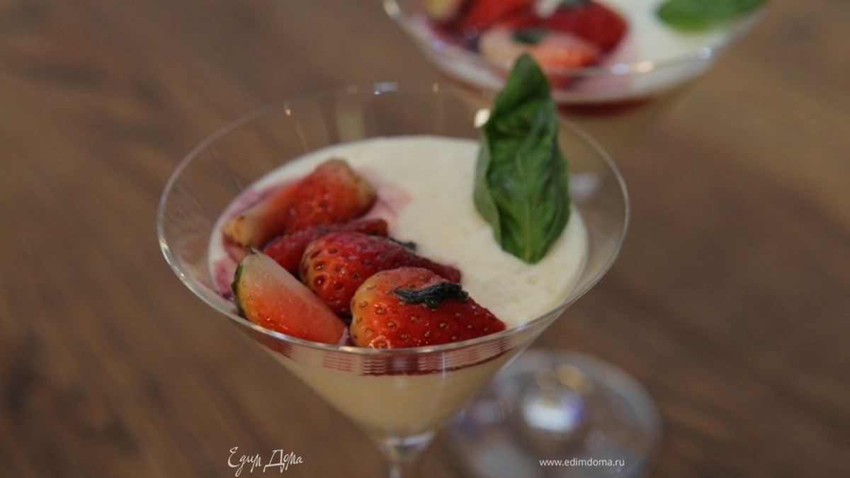 Сливочный десерт с клубникой и базиликом