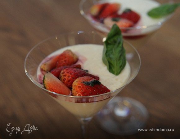 Сливочный десерт с клубникой и базиликом