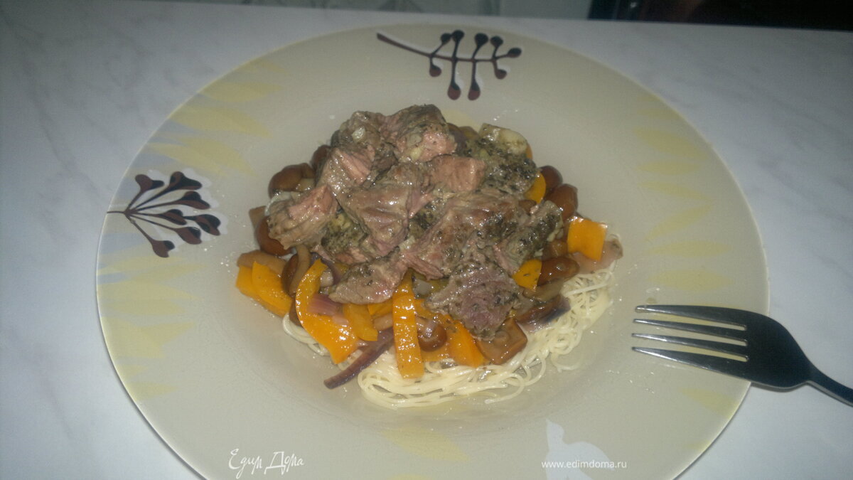 Спагетти с филе говядины и печенью, сладким перцем, луком и опятами