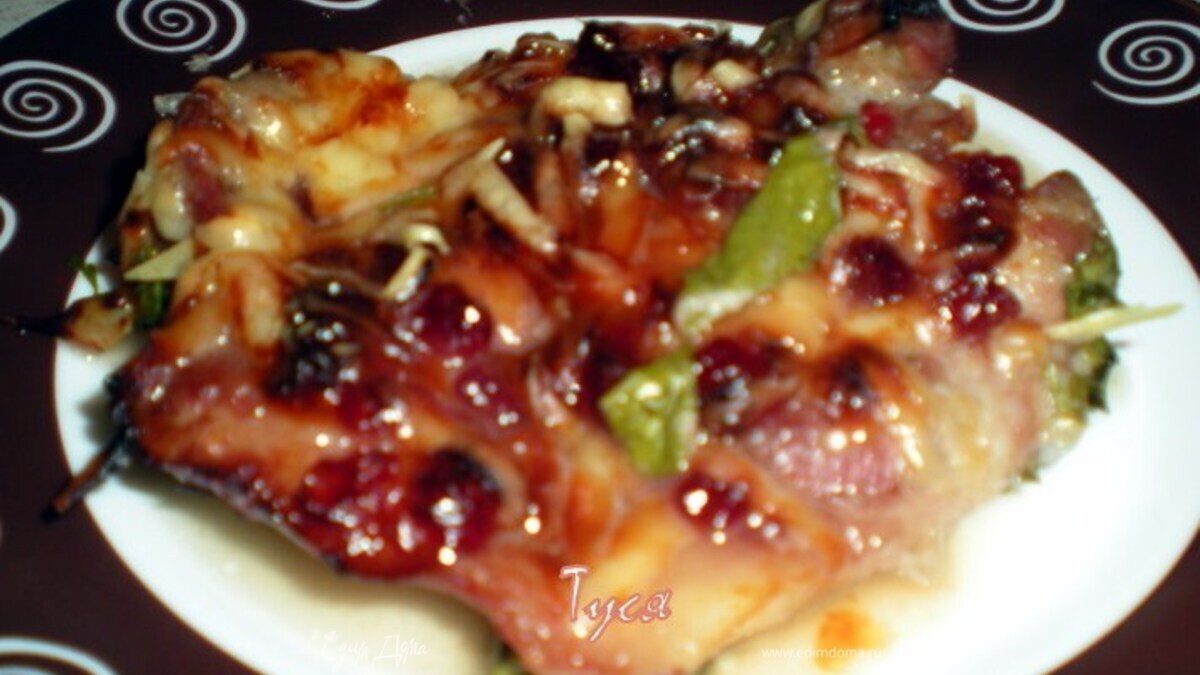 Мясо на луковой подушке,под брусничным соусом