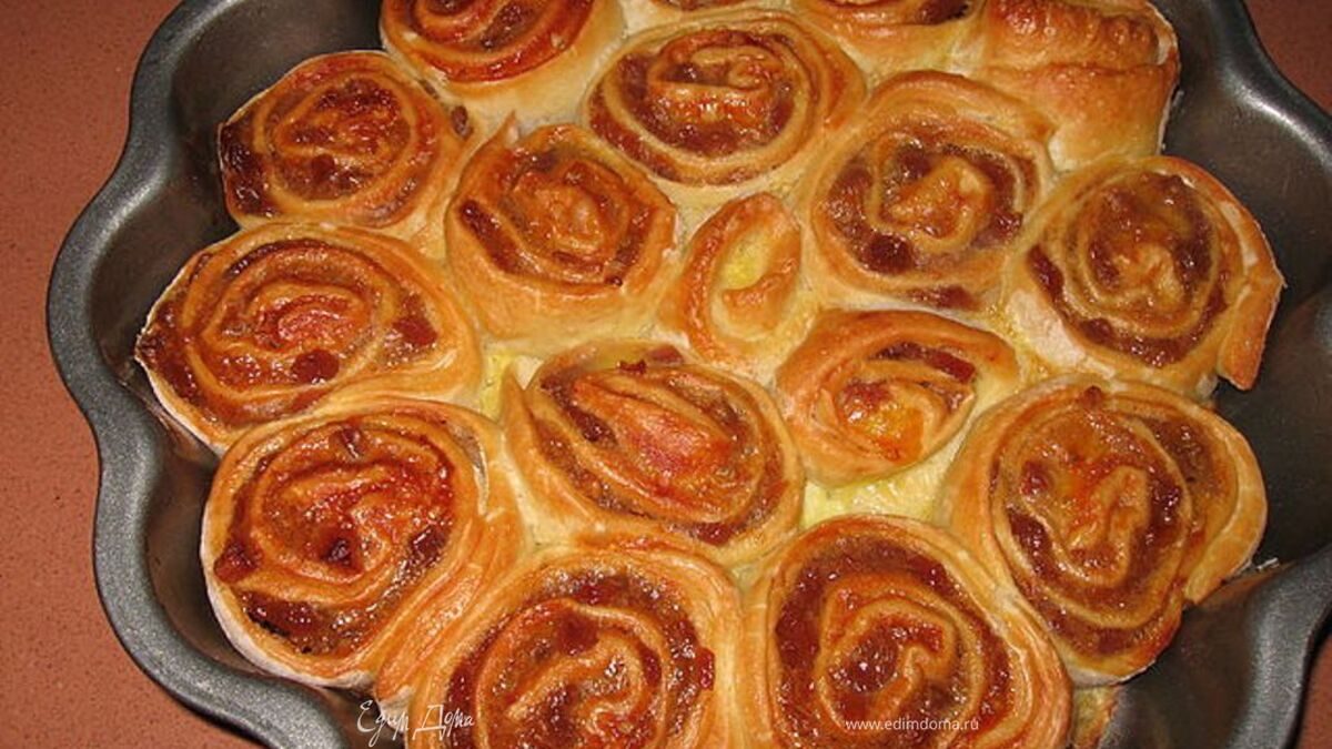 Пирог "Розочки с яблоками и корицей"