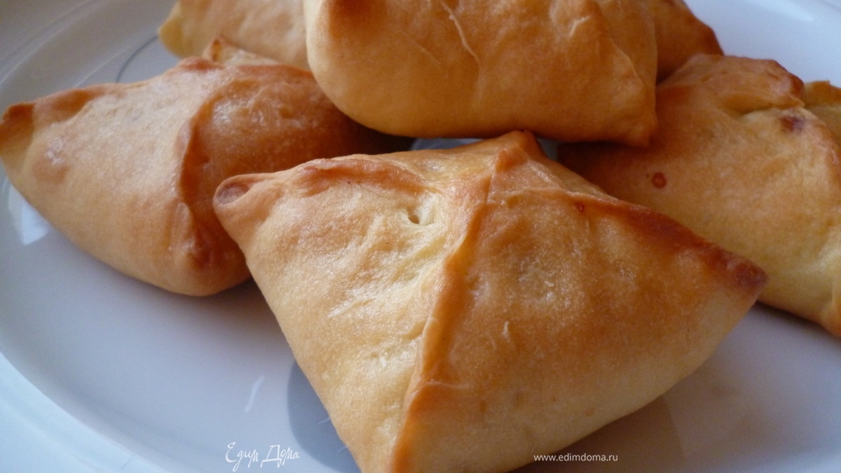 Пирожки с вкусом пиццы (из ленивого дрожжевого теста)