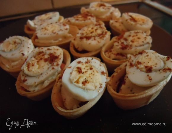 Тарталетки с красной рыбой и перепелиными яйцами Тарталетки с красной рыбой и перепелиными яйцами