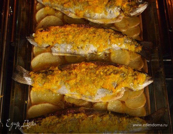 Форель запеченая с картофелем. Форель запеченая с картофелем.